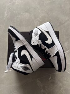 Retro One Split White Black Sneakers Unisex