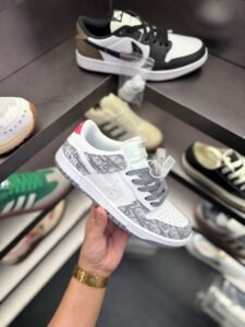 SB Dunk Dior Unisex Sneakers In Stock (2)