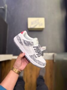 SB Dunk Dior Unisex Sneakers In Stock (4)
