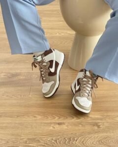 SB Dunk High Light Chocolate Sneakers