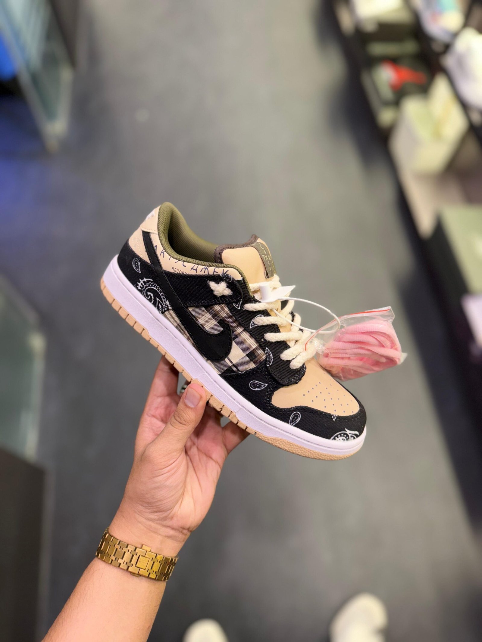 SB Dunk Travis Scott Street Shoes (2)
