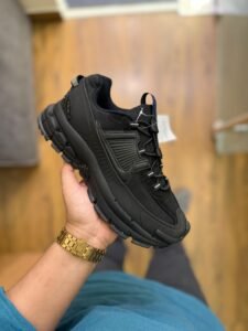 Vomero Roam Triple Black Fitness Shoes (1)