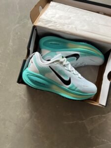 Zoom Vomero18 Sneakers For Boys 8 New Colours (13)