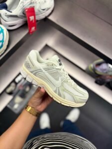Zoom Vomero Platinum Running Sneakers for Boys (1)