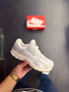 Zoom Vomero Platinum Running Sneakers for Boys (4)