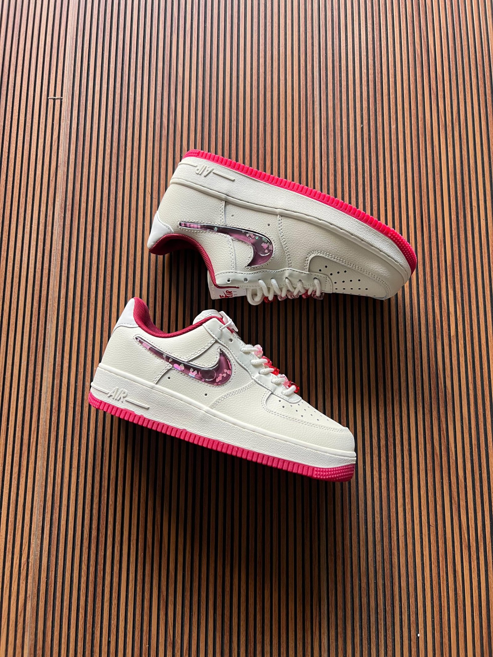 White Low-Top Air Force 1 Sneakers Girls | Pink Accents display picture 1
