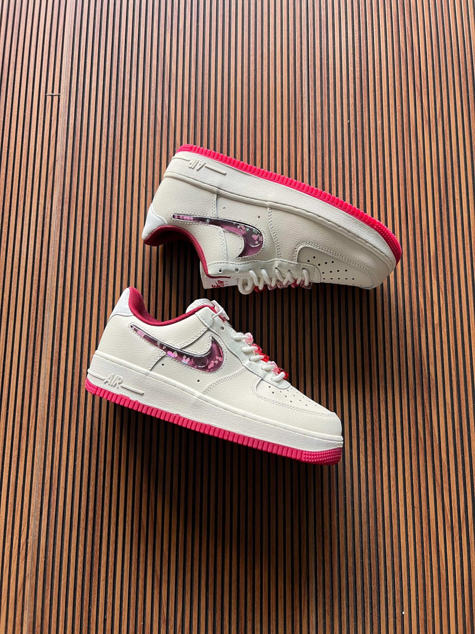 White Low-Top Air Force 1 Sneakers – Girls’ Stylish Shoes with Pink Accents (2)