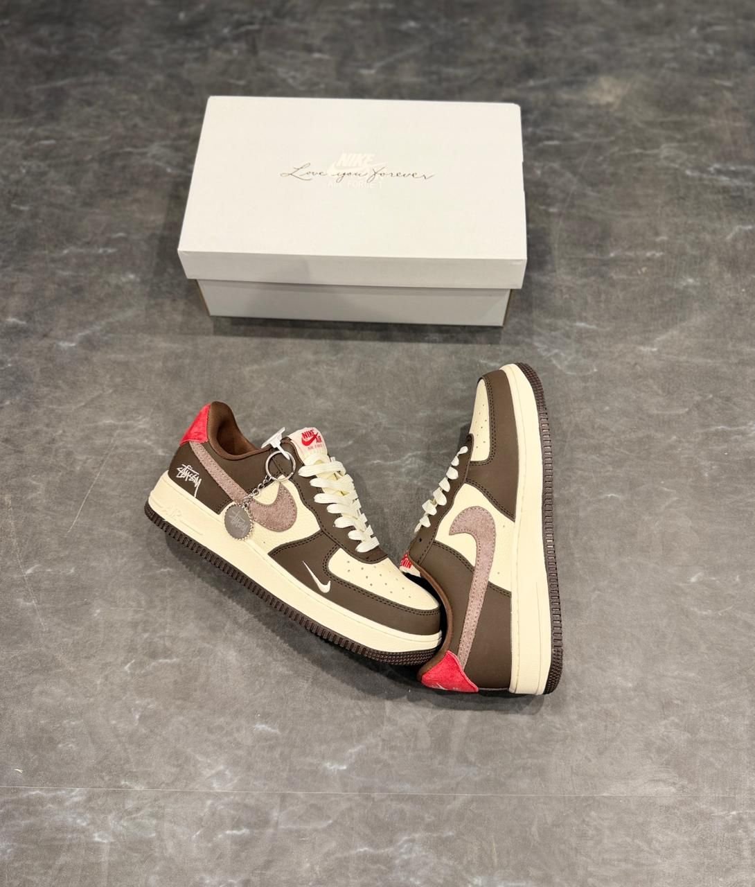 Air Force Low Collaborative Cacao Wow Red Sneakers 2025 (4) Air Force Low Collaborative Cacao Wow Red Sneakers 2025 (4)