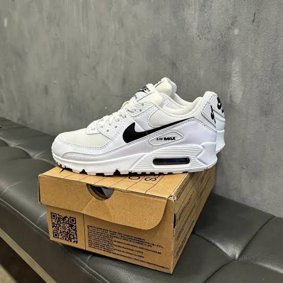 Classic White Black Airmax 90 Sneakers – Boys' Timeless Style Classic White Black Airmax 90 Sneakers – Boys' Timeless Style