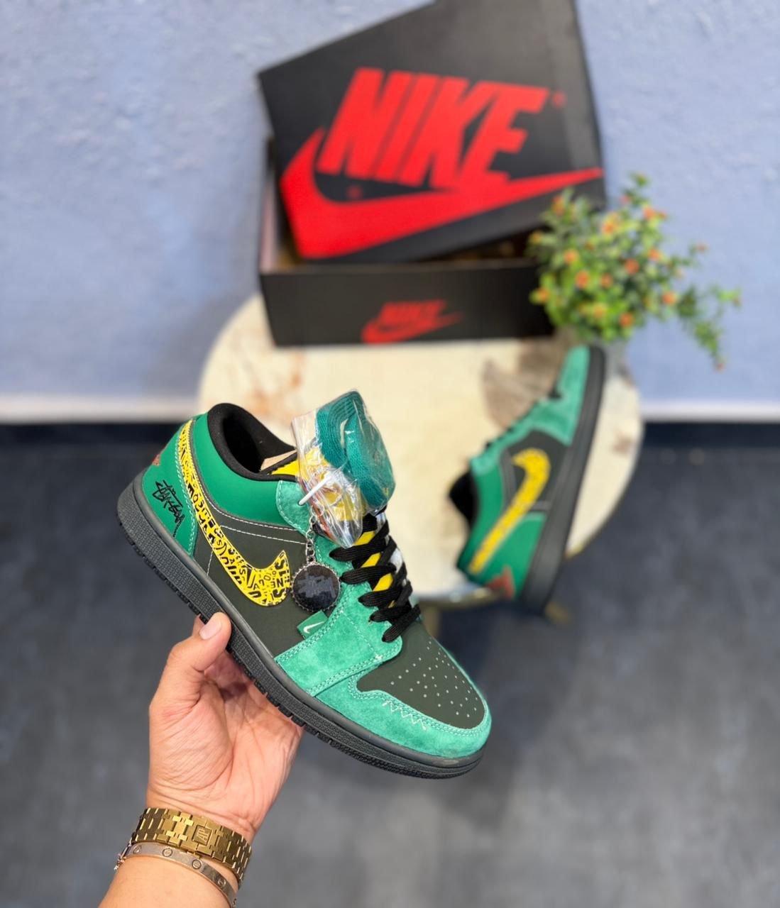 Retro 1 Collaborative Green Black Sneakers (1) Retro 1 Collaborative Green Black Sneakers (1)