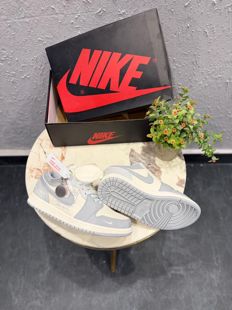 Retro 1 Low Collaborative OG Grey Sneakers (3)