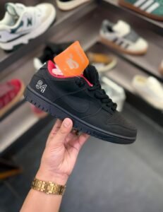 Skate Dunk Low Collaborative Bred Black Red Sneakers 2025 (2)