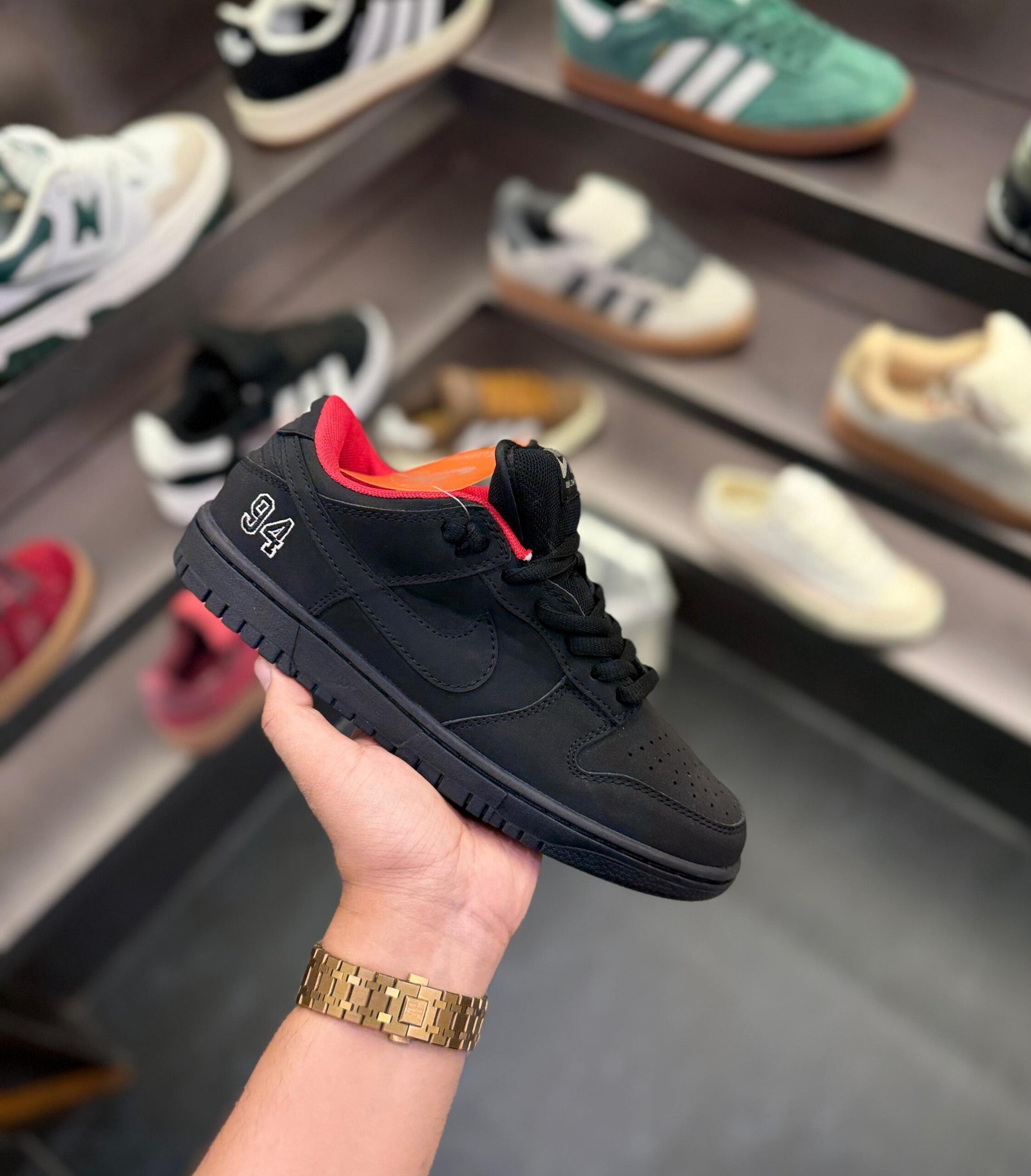 Skate Dunk Low Collaborative Bred Black Red Sneakers 2025 (3) Skate Dunk Low Collaborative Bred Black Red Sneakers 2025 (3)