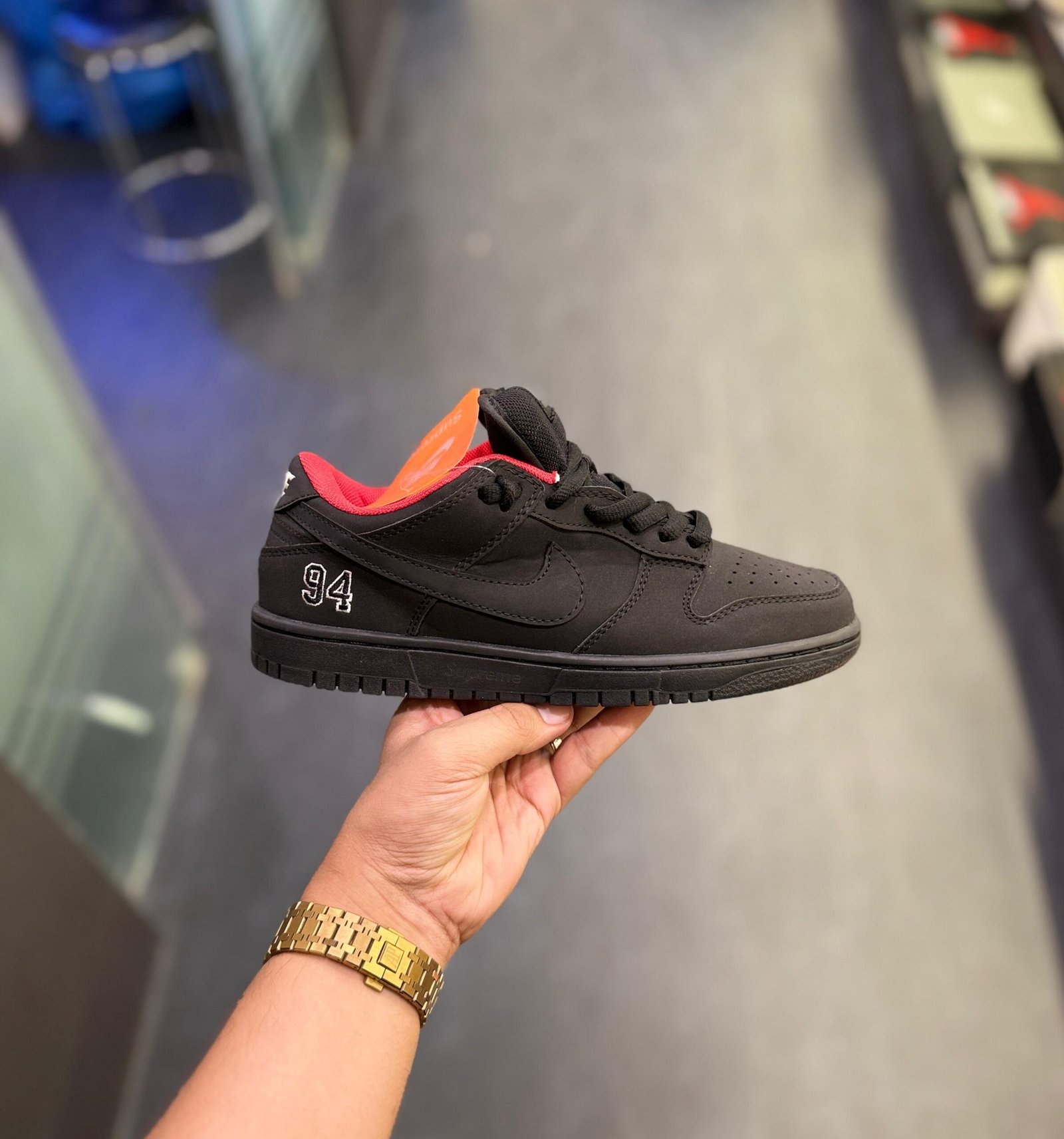 Skate Dunk Low Collaborative Bred Black Red Sneakers 2025 (4) Skate Dunk Low Collaborative Bred Black Red Sneakers 2025 (4)