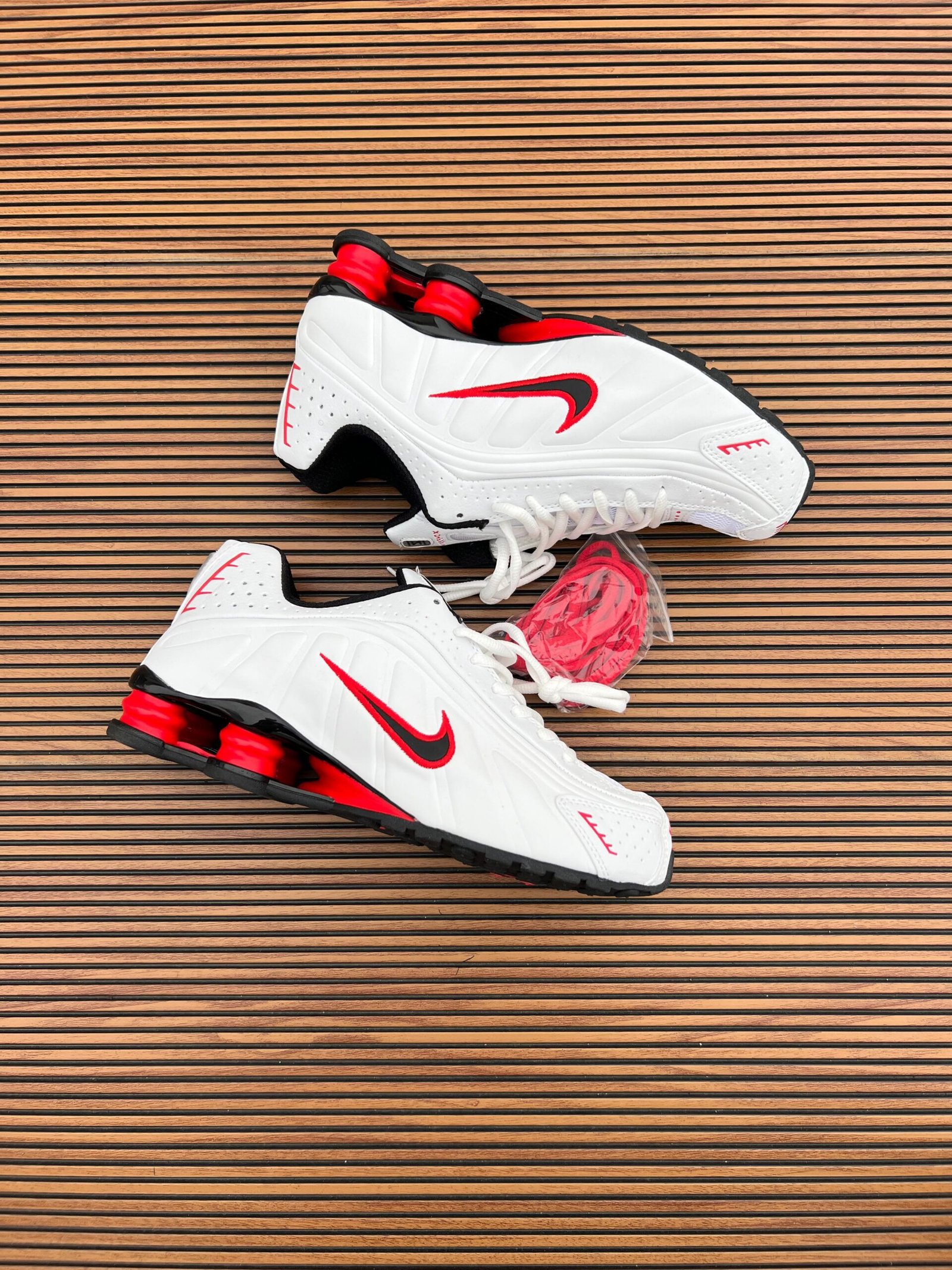 Shox R4 White Sneakers – Premium Performance Street Style (2) Shox R4 White Sneakers – Premium Performance Street Style (2)