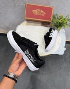 Black White Skate Shoes – Classic Comfort & Timeless Street Style