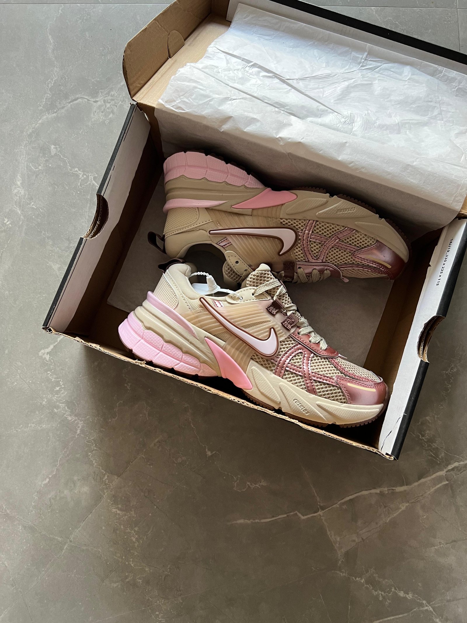 Girls Fashion Runner Sneakers – Lightweight Comfort & Modern Style