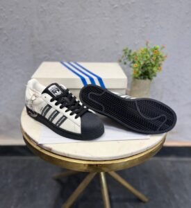 Premium Chrome Leather Sneakers – Heart Edition (2)