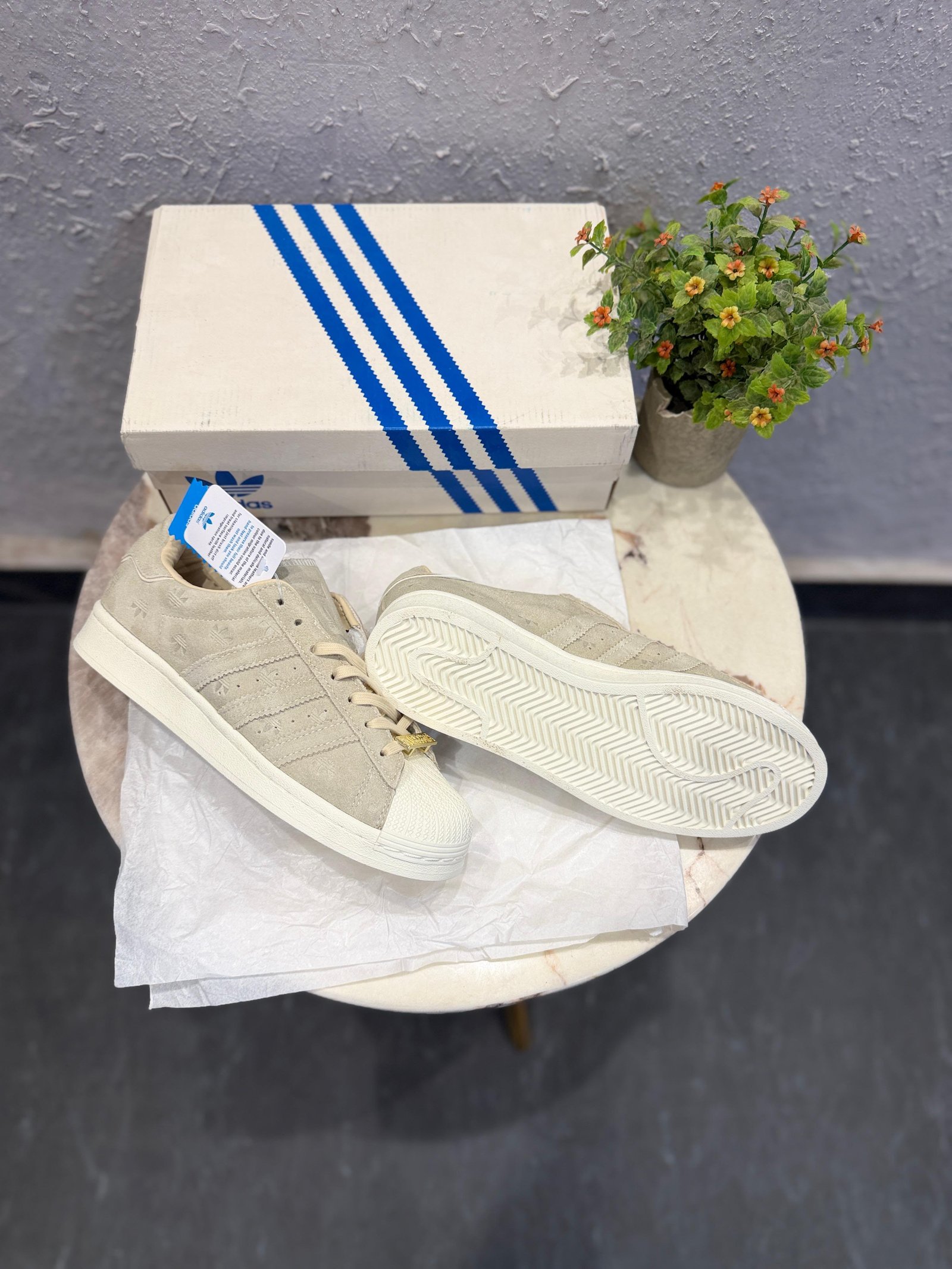 Beige Flower Sneakers – Engraved Street Style (4) Beige Flower Sneakers – Engraved Street Style