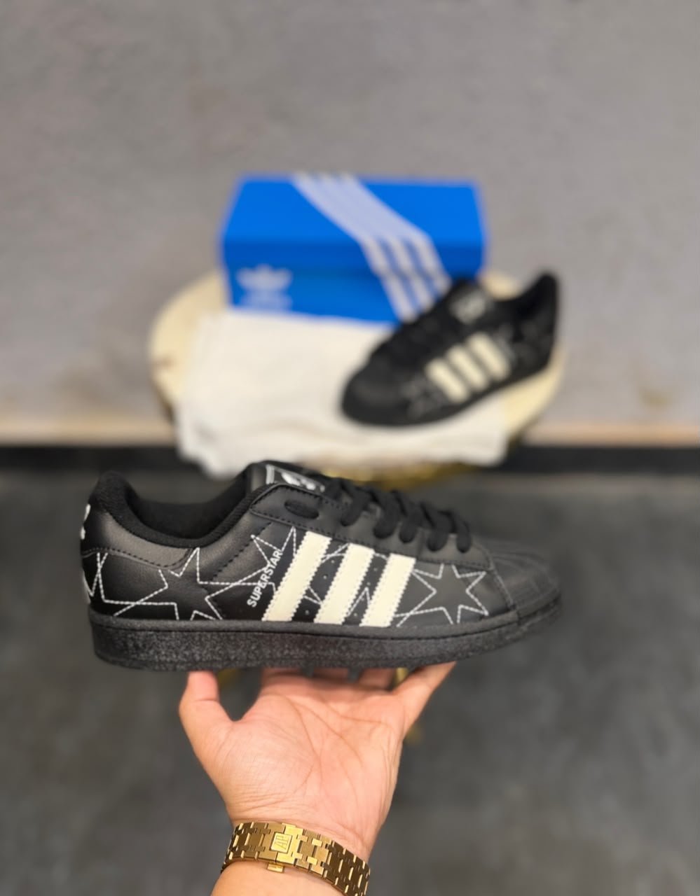 Black Star-Stitch Sneakers – Retro Shell-Toe Edition (1) Black low-top sneakers with cream-coloured stripes, decorative star stitching, and a textured shell-shaped toe cap