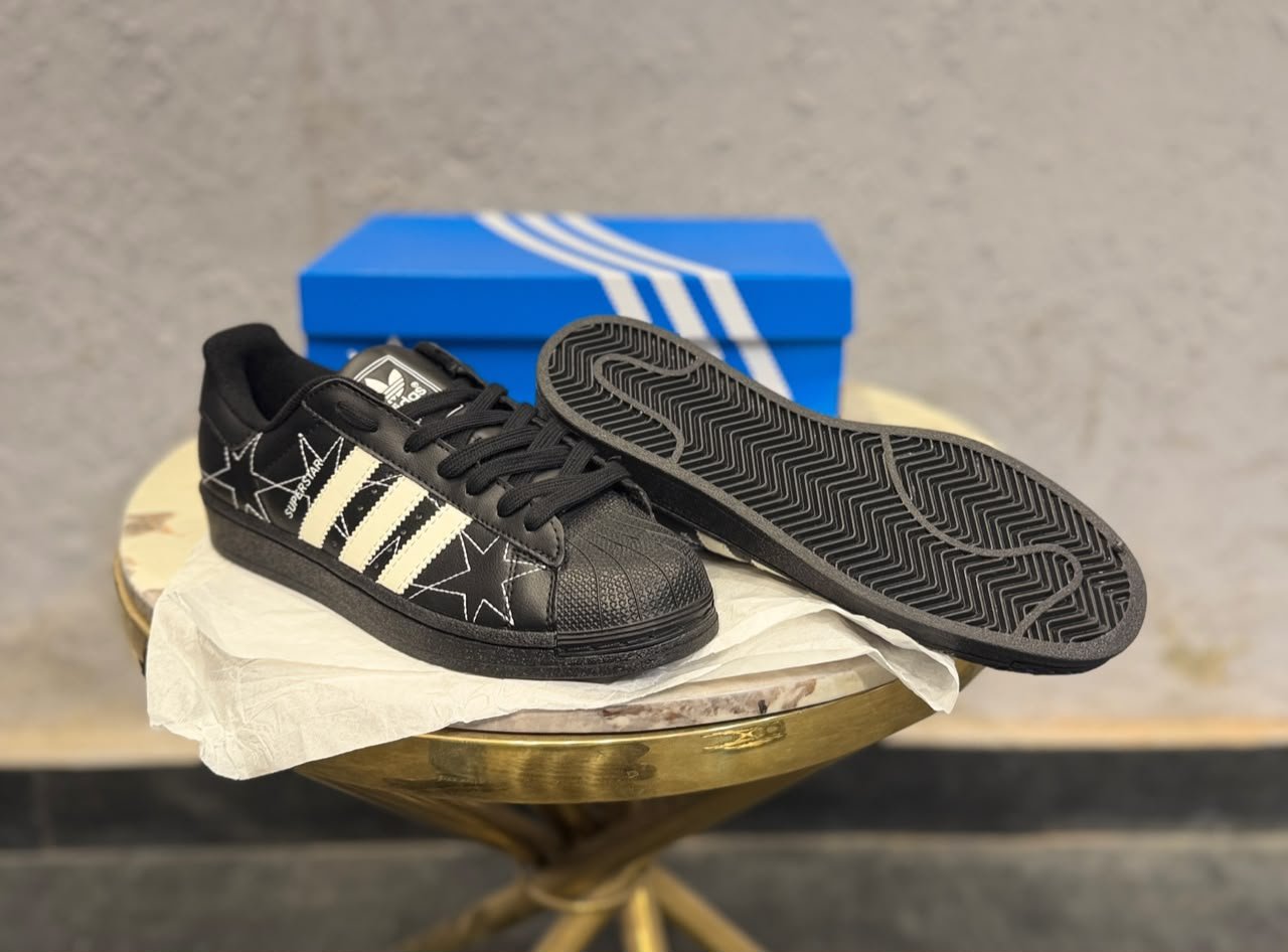 Black Star-Stitch Sneakers – Retro Shell-Toe Edition (2) Black low-top sneakers with cream-coloured stripes, decorative star stitching, and a textured shell-shaped toe cap