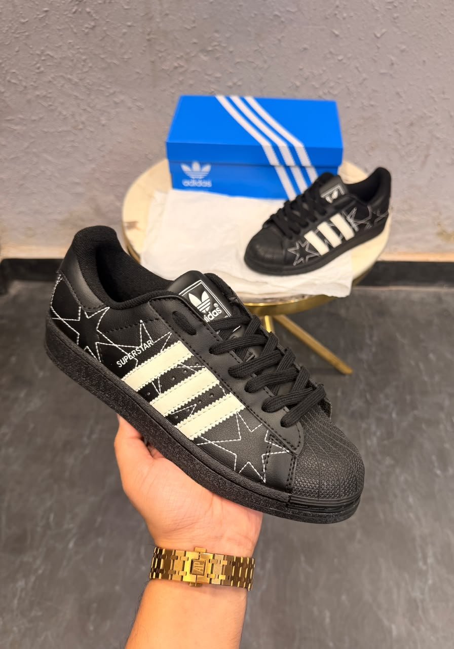Black Star-Stitch Sneakers – Retro Shell-Toe Edition (4) Black low-top sneakers with cream-coloured stripes, decorative star stitching, and a textured shell-shaped toe cap