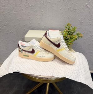 Cream Cherry Low-Top Sneakers – Retro Contrast Edition