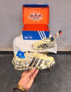 Desert camo printed low-top sneakers with beige graphic detailing and contrasting side stripes