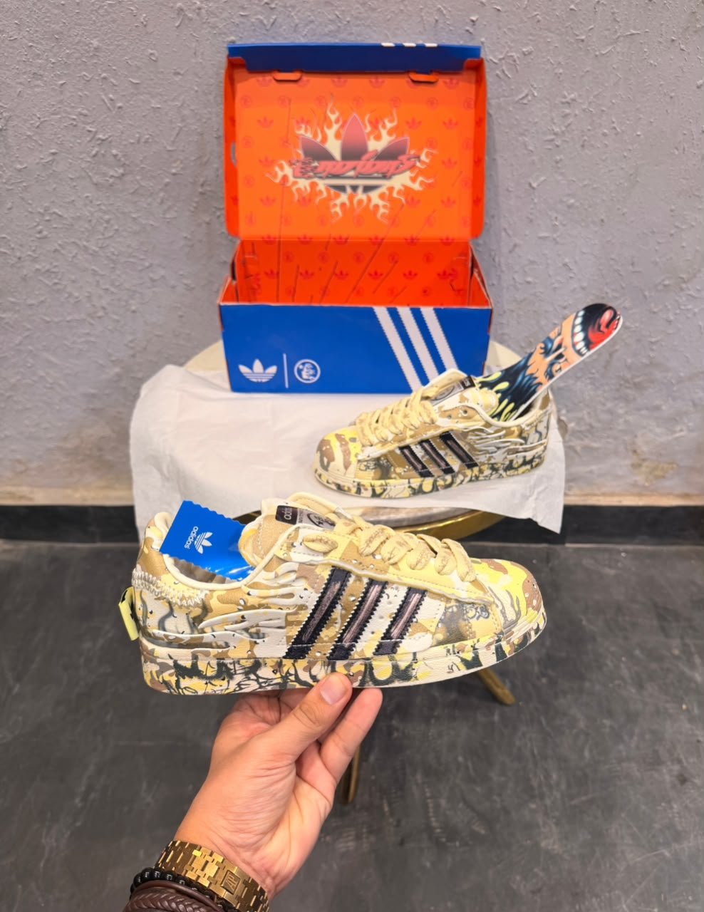 Desert Camo Printed Low-Top Sneakers – Graphic Streetwear Edition (1) Desert camo printed low-top sneakers with beige graphic detailing and contrasting side stripes