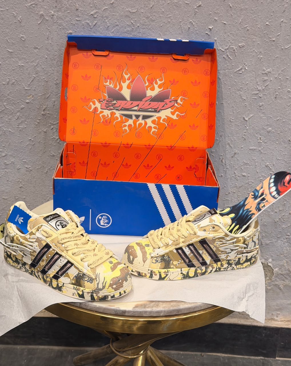 Desert Camo Printed Low-Top Sneakers – Graphic Streetwear Edition (3) Desert camo printed low-top sneakers with beige graphic detailing and contrasting side stripes