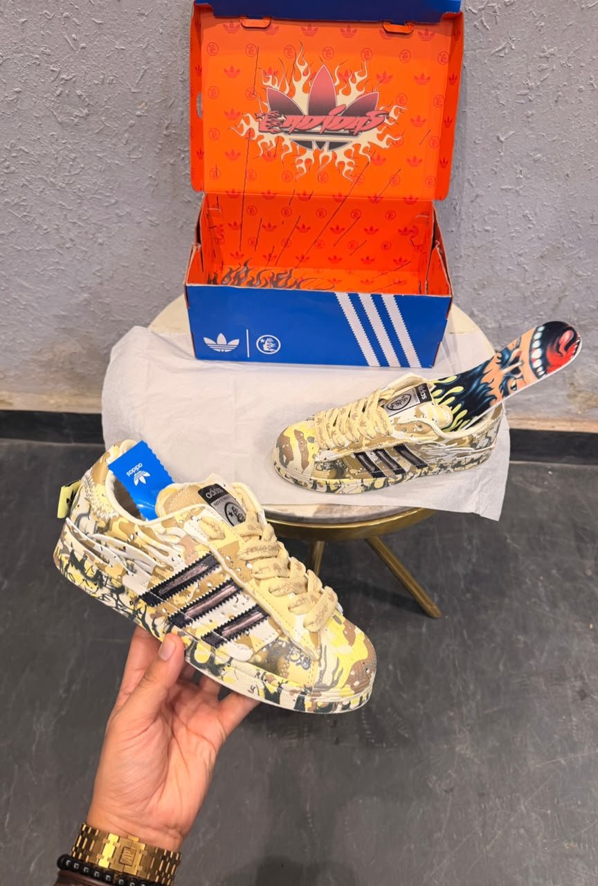 Desert Camo Printed Low-Top Sneakers – Graphic Streetwear Edition (4) Desert camo printed low-top sneakers with beige graphic detailing and contrasting side stripes