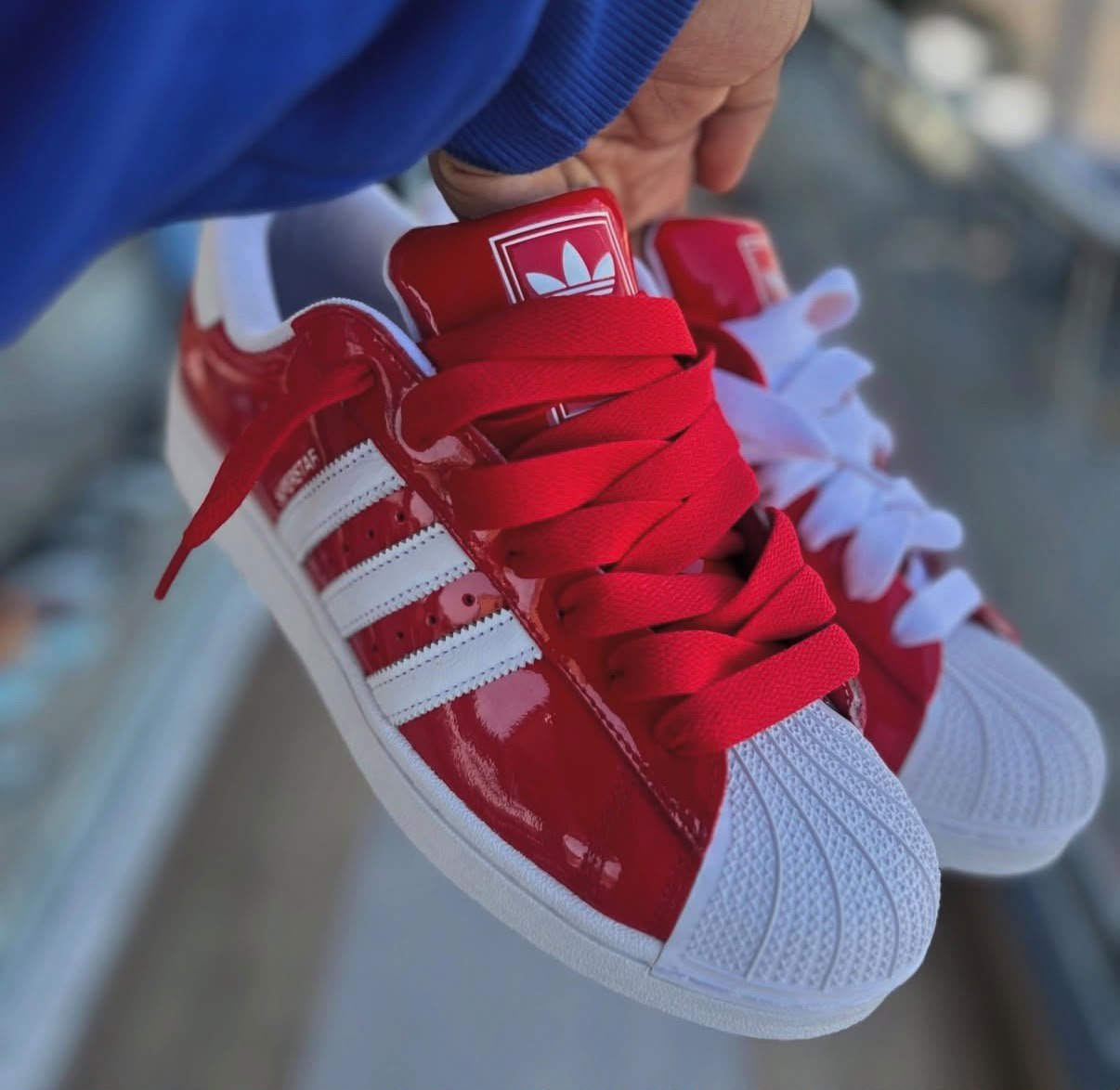 Red White Retro Sneakers – Classic Shell-Toe Streetwear Edition (1) Red and white low-top sneakers with contrasting white side stripes, matching laces, and a textured shell-shaped toe cap