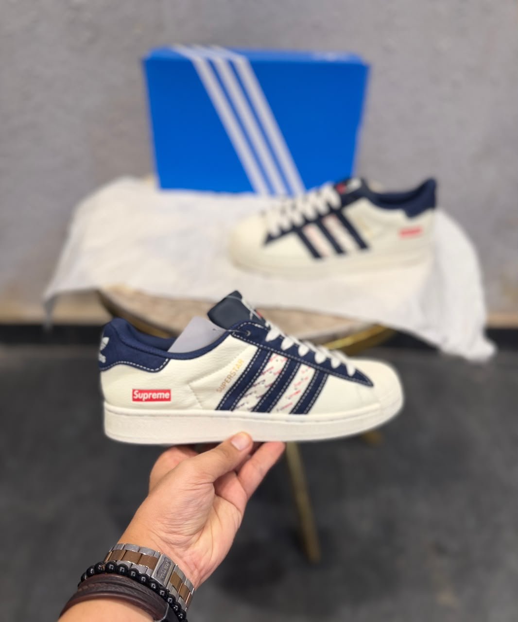 White Blue Low-Top Sneakers – Retro Shell-Toe Streetwear Edition (1) White and navy low-top sneakers with patterned side panels, white laces, and a textured shell-shaped toe cap