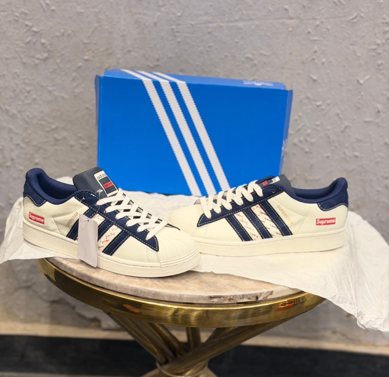 White Blue Low-Top Sneakers – Retro Shell-Toe Streetwear Edition (4) White and navy low-top sneakers with patterned side panels, white laces, and a textured shell-shaped toe cap